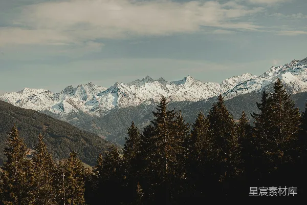 前景中有一片山峦的景色