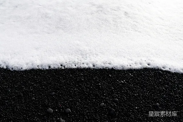 高清摄影 一张黑白照片，地上覆盖着雪。