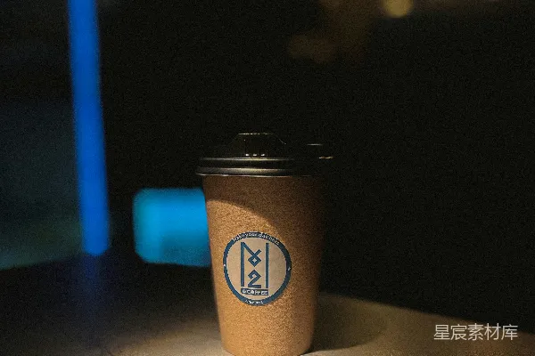 桌上放着一个咖啡杯。