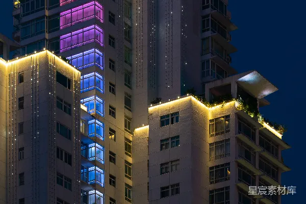 夜晚高楼灯火辉煌，五彩斑斓。
