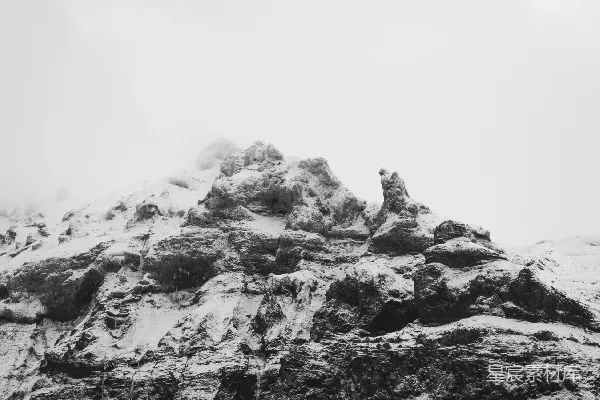 高清摄影 一张黑白照片，显示了雪山的景象。