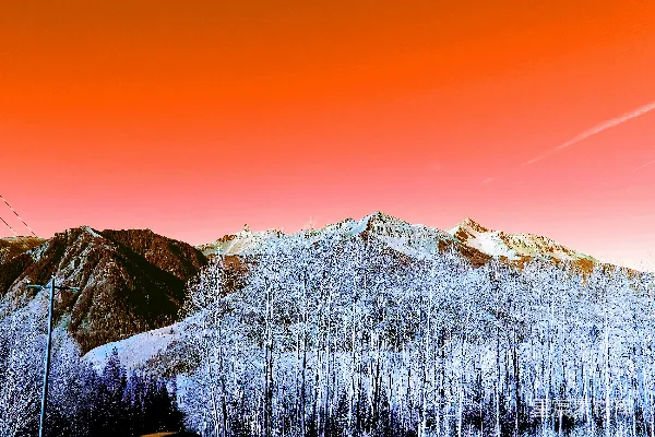 白天覆雪的山峦