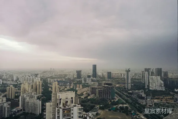 灰暗的天空下是一片繁华的城市景观，高大的建筑物错落有致。