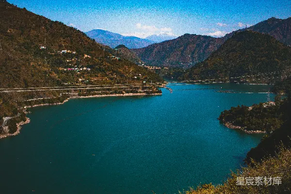 空中拍摄绿地上房屋，俯瞰青山绿水间白云蓝天