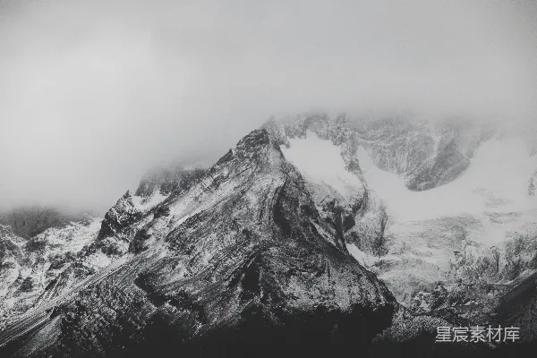 高清摄影 云层覆盖下的雪山