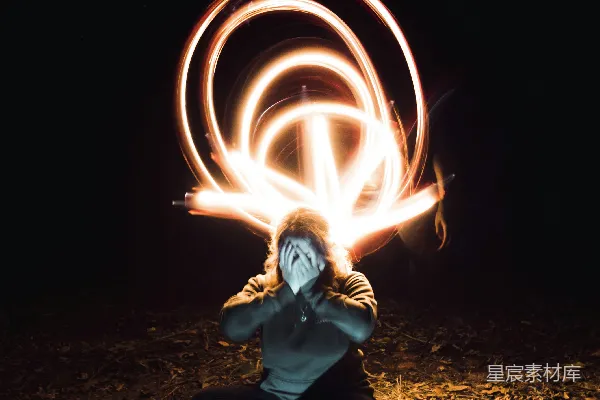 绿色上衣的男人手持一盏灯