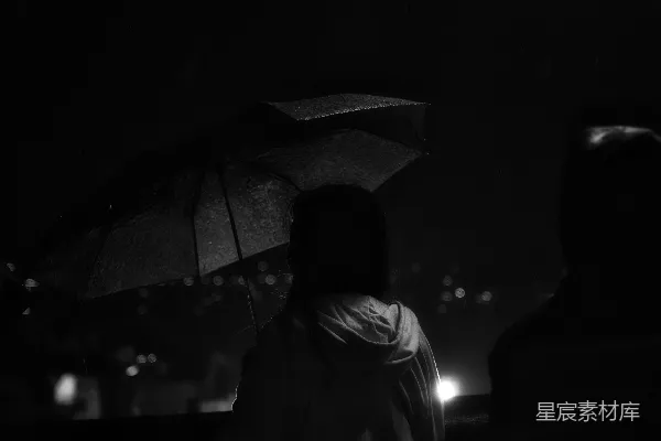 高清摄影 一个人在黑暗中撑着伞