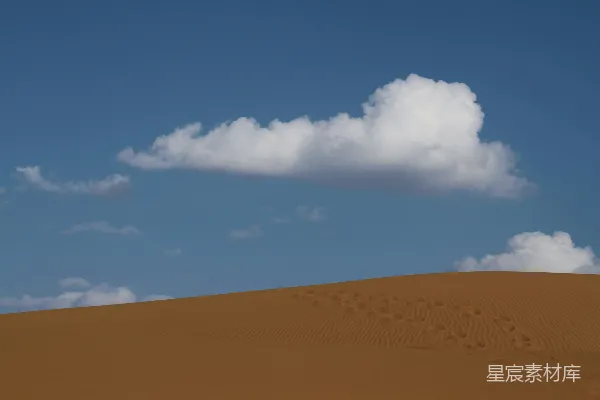 天空中有一朵云，位于沙丘之上。