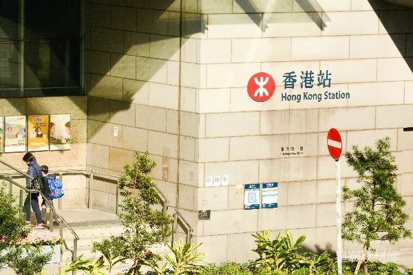 白色和棕色的混凝土建筑