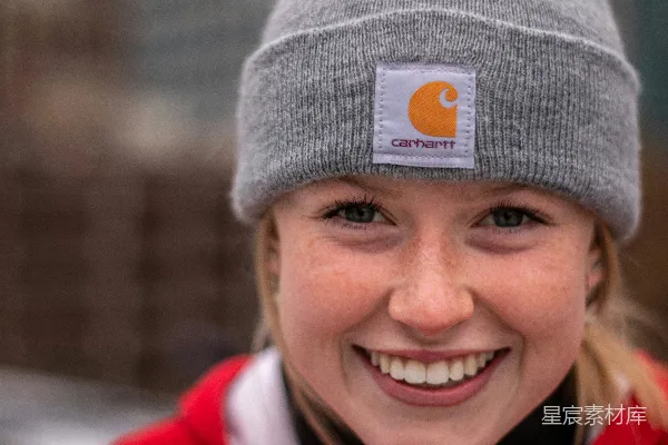 灰毛线帽男孩微笑