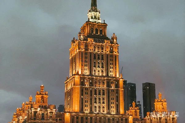 一座灯火辉煌的高塔建筑在夜晚显得格外雄伟。