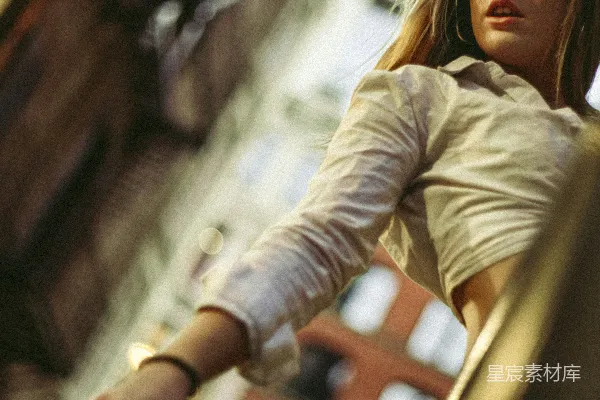 女人靠近建筑物的金属栏杆旁