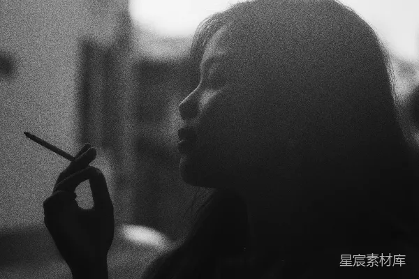 高清摄影 黑白照片中的女人拿着智能手机