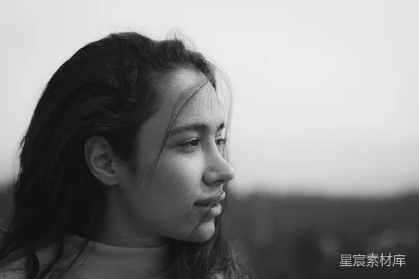 高清摄影 一张黑白照片，照片中是一位长发女性。