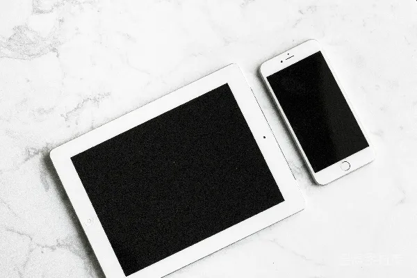 高清摄影 白色iPad和银色iPhone 6
