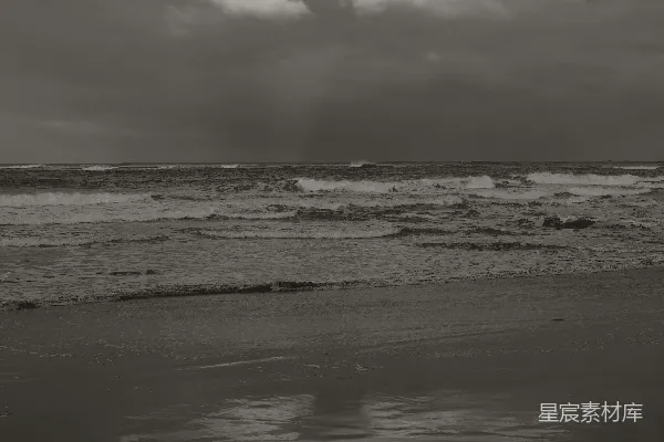 高清摄影 一个海滩上有海浪。
