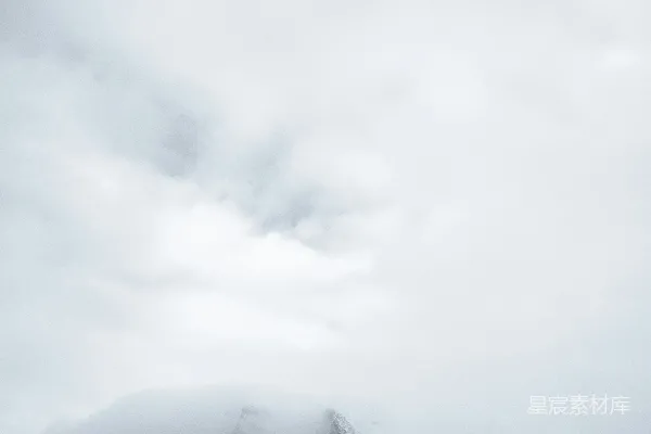 高清摄影 白天多云天空下的积雪覆盖山峰