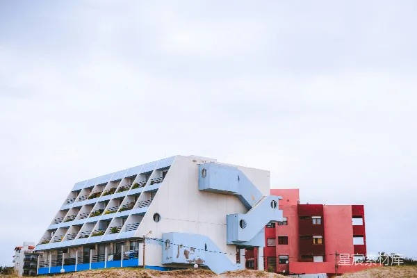 白色和红色的混凝土建筑摄影作品