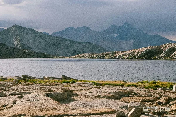 山间白天的水域