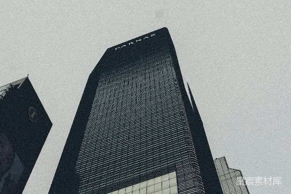 现代玻璃高层建筑矗立在阴云密布的天空中