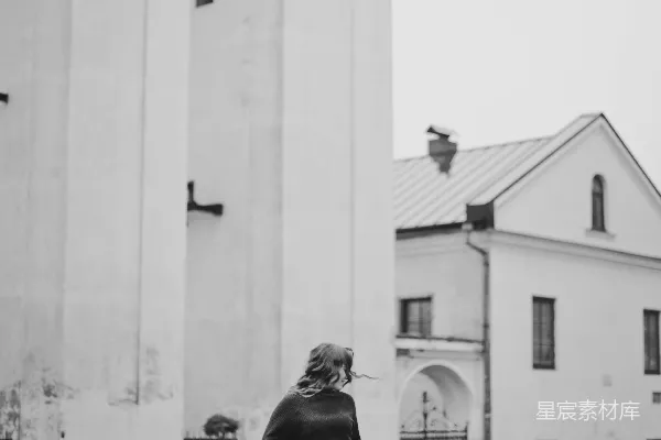 高清摄影 一位女士站在一座高楼前