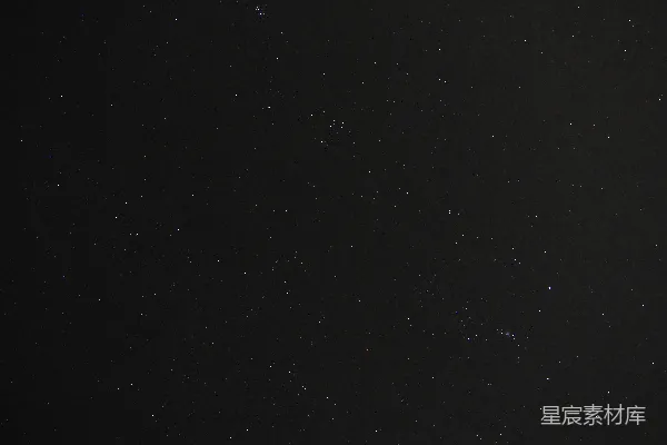 星空下有一架飞机在前景中。