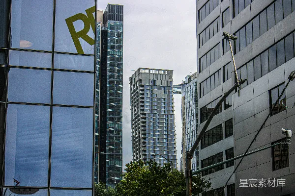 背景中有高大的建筑物的城市街道