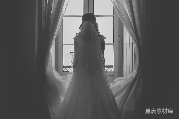 高清摄影 女人站在窗户前