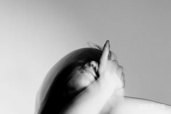 高清摄影 一个穿着黑色衬衫的女人双手合十。