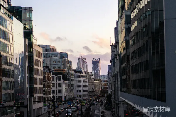 一条街道两旁耸立着高大建筑物的城市街区