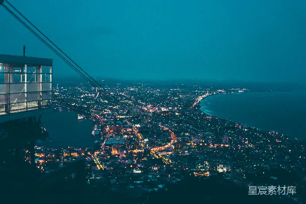 夜晚城市建筑的空中摄影靠近水体