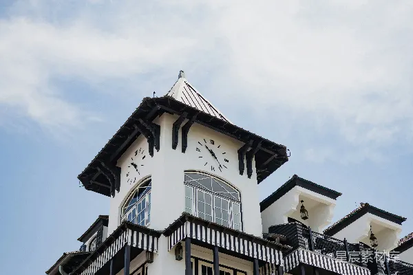高清摄影 优雅的白色建筑，带有钟楼和条纹阳台。