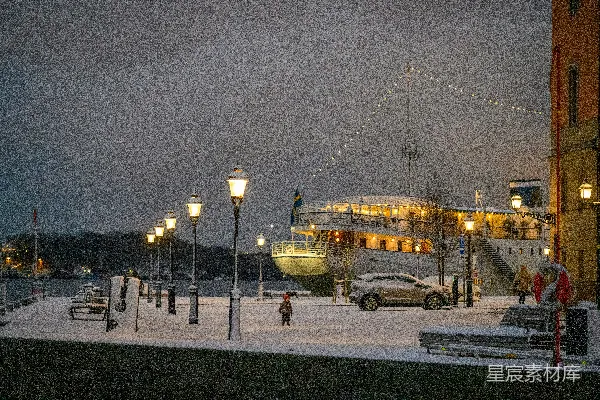 一艘船停泊在雪中的港湾里