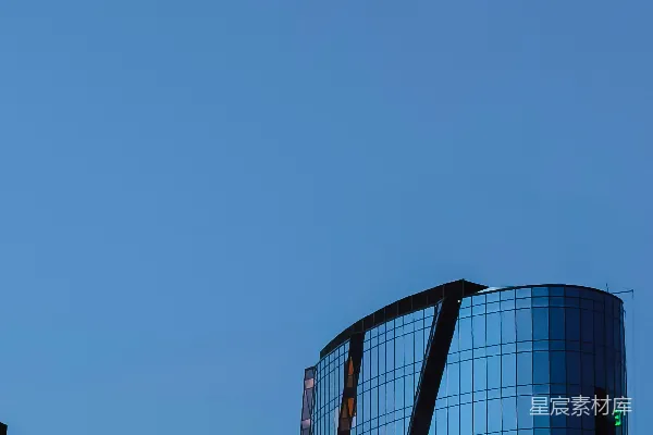 一座高耸的城市塔楼矗立在远处。