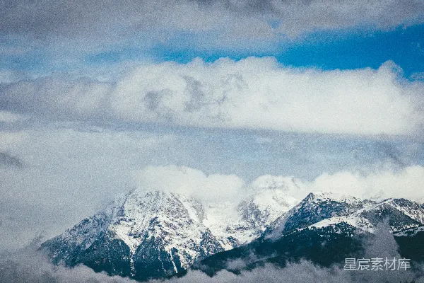 白天雪覆盖的山下的阴云天空