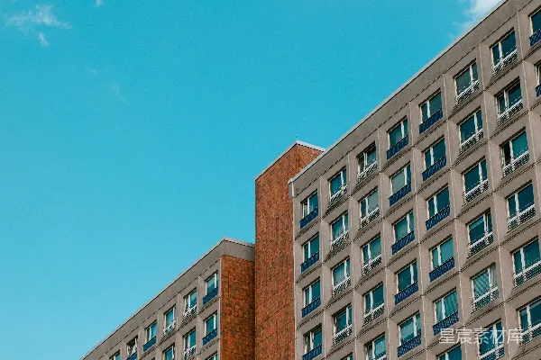 一座非常高大的建筑紧挨着一座高大砖砌的建筑物