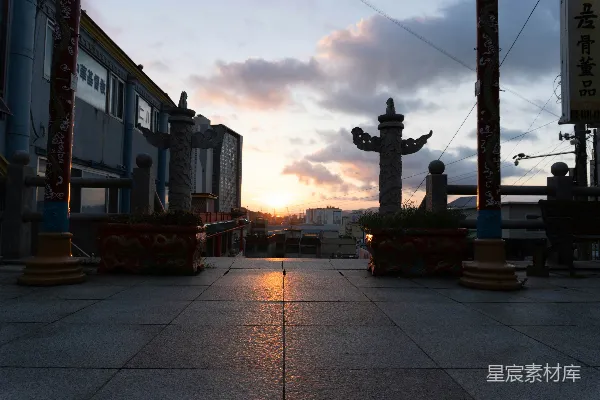夕阳西下在一条城市街道上