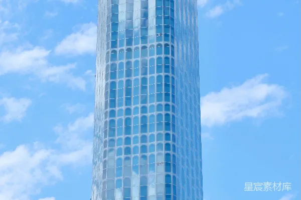 现代 skyscrapers 配有玻璃外墙，在蓝天背景下。