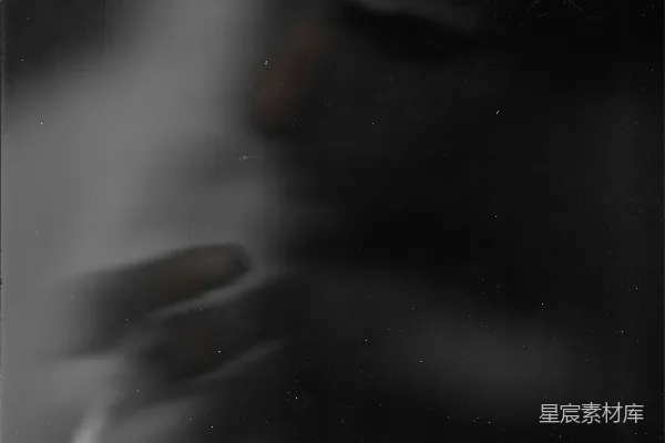 高清摄影 一张模糊的照片，显示一个人拿着手机。
