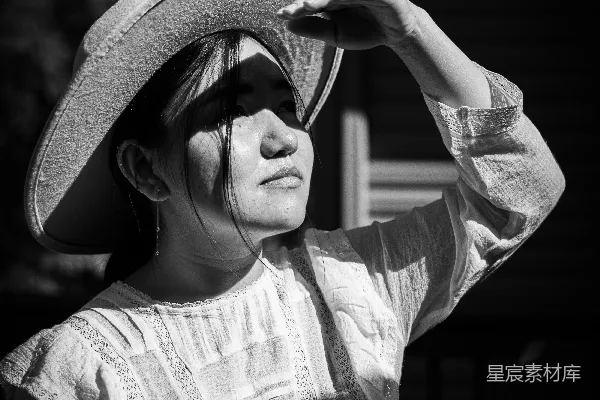 高清摄影 穿着白色和黑色长袖衬衫，戴着棕色帽子的女人