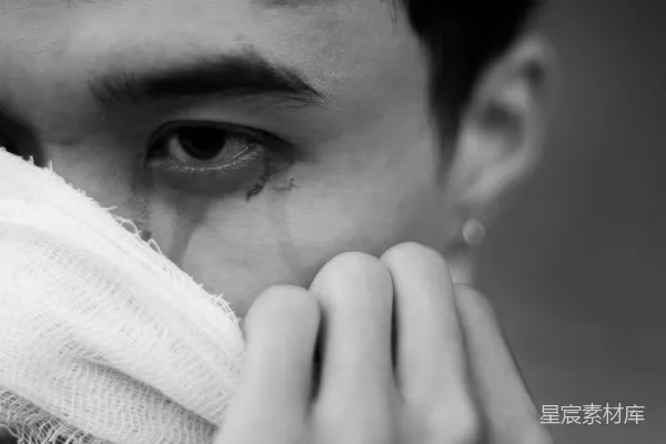 高清摄影 一个脸上缠着绷带的男人