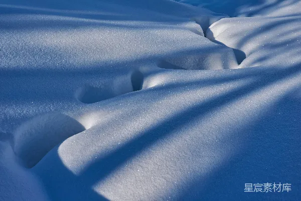 覆盖着白雪的田野背景是一片天空。