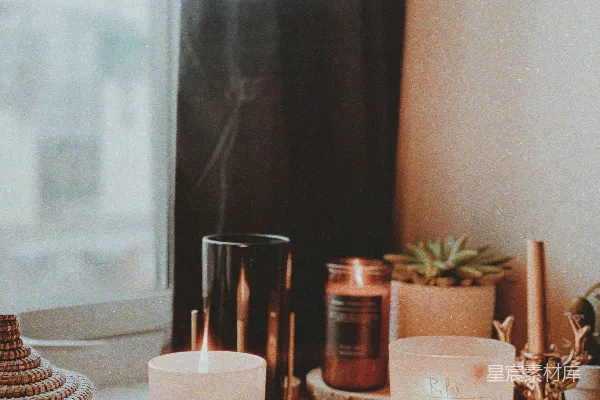 桌上有两只白蜡烛。