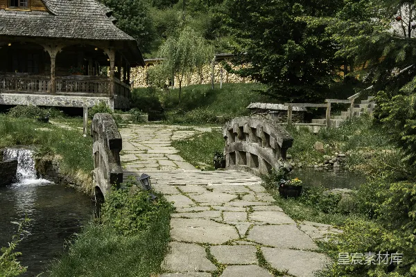 一条通往木屋的石板小路