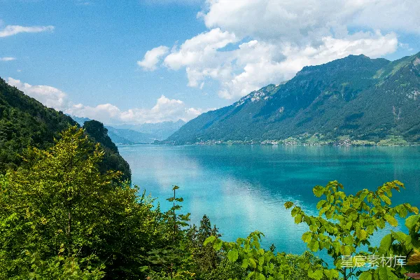 山间环绕的一处湖光美景