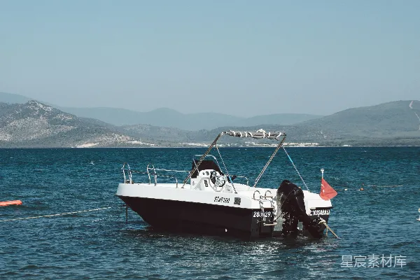 湖中的一条小船