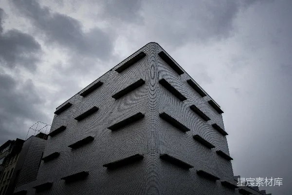 白天白混凝土建筑下的蓝天