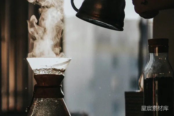 手持有煮沸水的茶壶的人