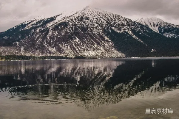 山边湖畔的轮廓照