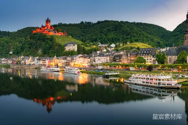 白天绿树环绕房屋附近的水域
